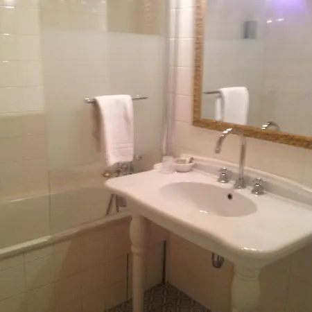 Chateau De La Tremblaye Hotel 3*