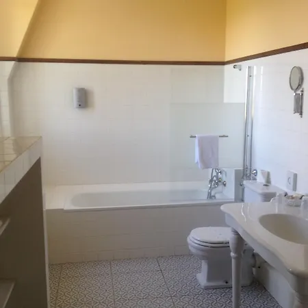 Chateau De La Tremblaye Hotel 3*